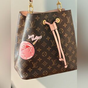 Louis Vuitton NéoNoé MM Monogram “World Tour” Patch Bucket Bag – Pink Interior